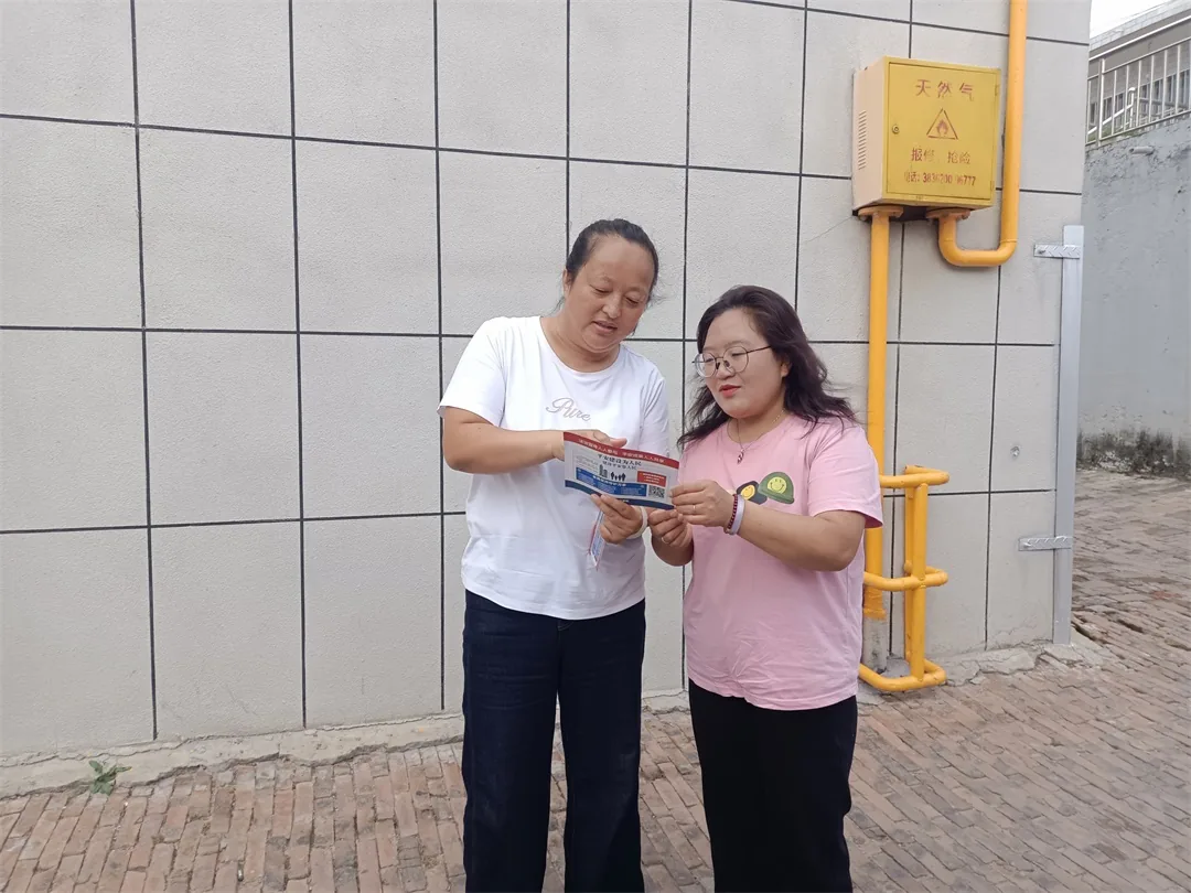 近日,榆阳区崇文路街道葡萄园社区开展扫黑除恶入户宣传