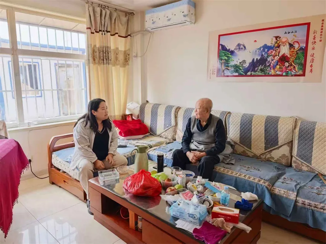 4月起,榆阳区崇文路街道葡萄园社区依托日间照料中心启动高龄老人上门助餐,全体工作人员轮流每日送餐到家,同步询问身体近况、倾听诉求,把热饭和关怀送到门口