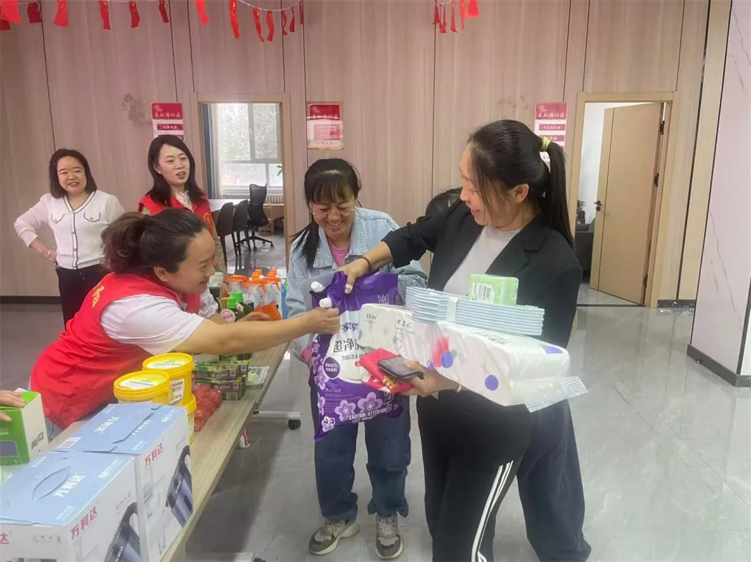 榆阳区驼峰路街道长虹路社区开展信用积分兑换暖心便民活动,居民凭参与志愿服务、环境整治等积累的诚信积分,有序兑换生活用品。