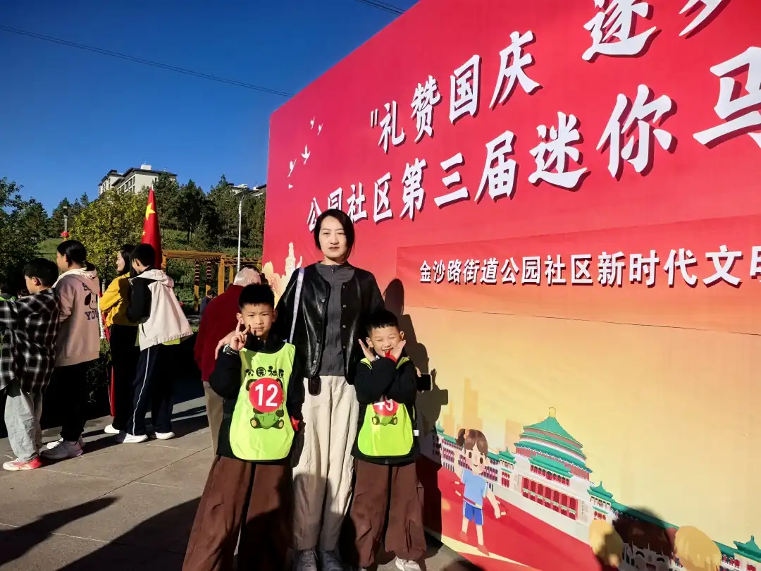 居民带着孩子在主题展板前拍照留念