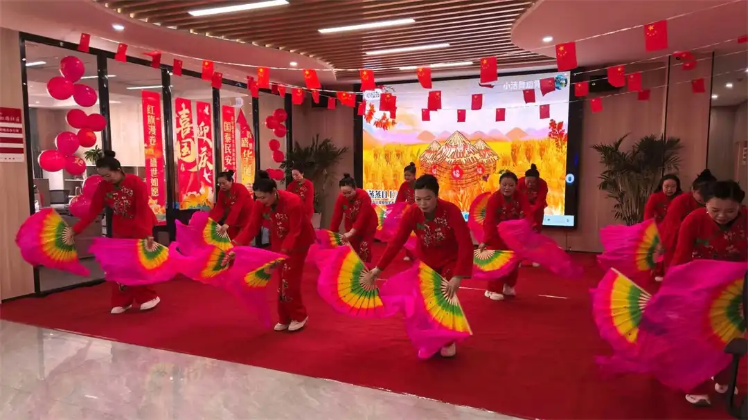 近日,榆阳区驼峰路街道长虹路社区开展“欢歌迎国庆·暖邻颂祖国”主题文艺汇演