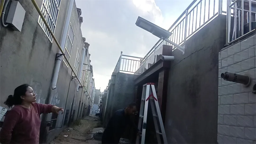 近期,榆阳区崇文路街道葡萄园社区在辖区各大小巷道集中新装270盏照明路灯,彻底消除照明盲区。