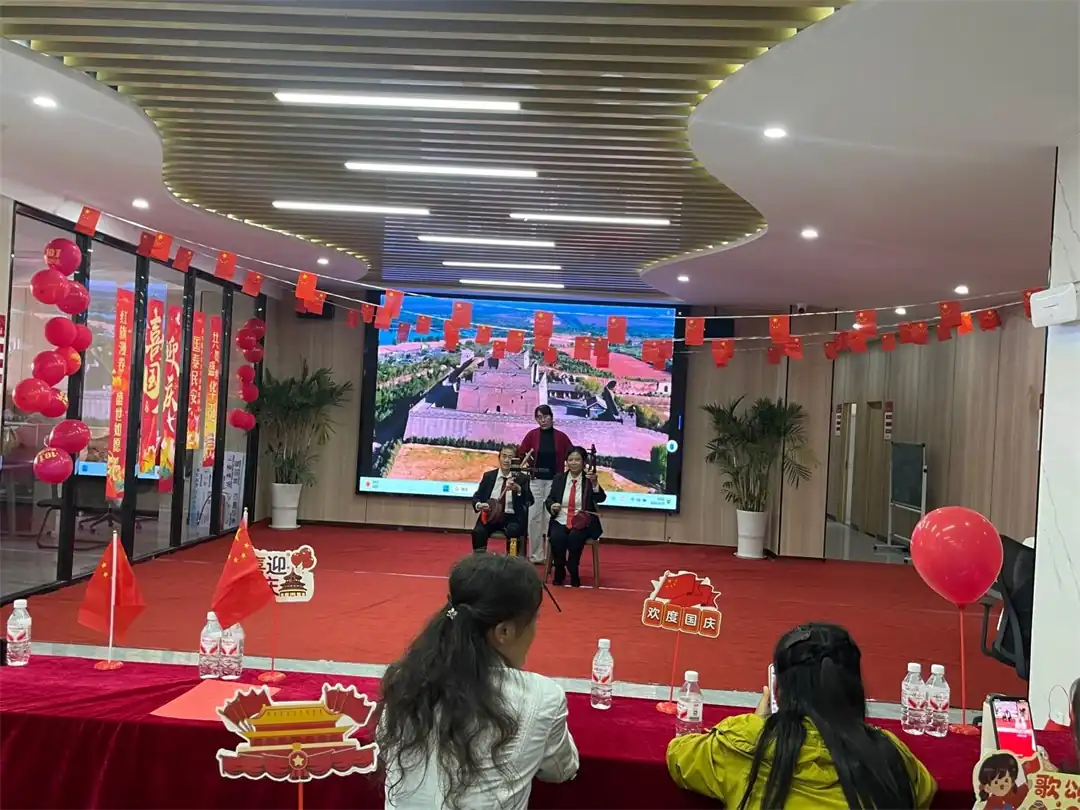 近日,榆阳区驼峰路街道长虹路社区开展“欢歌迎国庆·暖邻颂祖国”主题文艺汇演