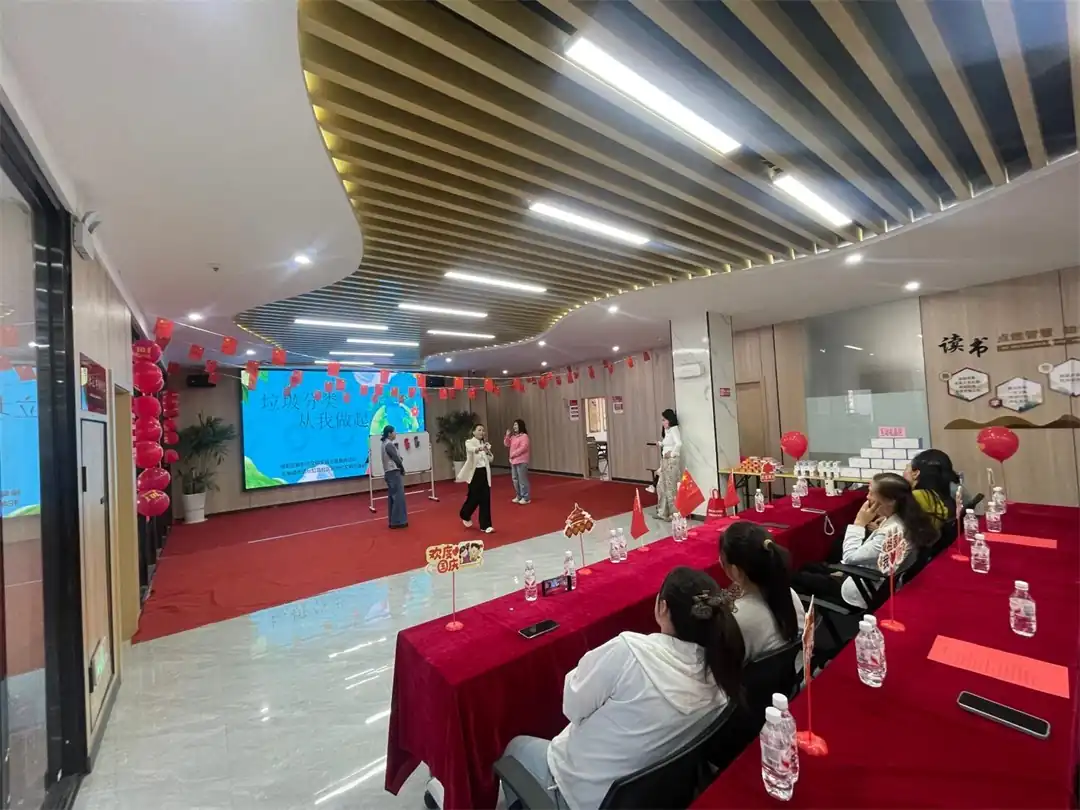 近日,榆阳区驼峰路街道长虹路社区开展“欢歌迎国庆·暖邻颂祖国”主题文艺汇演
