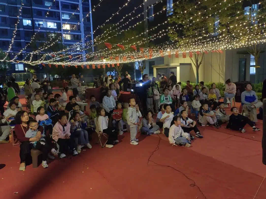 孩子们在夜色中享受的观影的美好时光