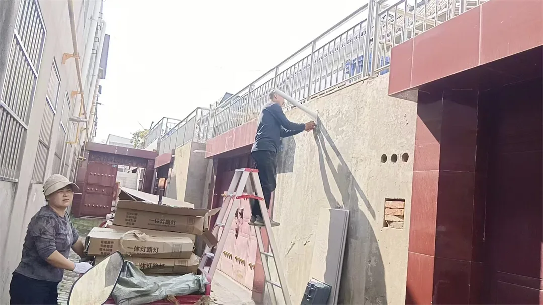 榆阳区葡萄园社区:小巷路灯亮起来 照亮居民平安回家路