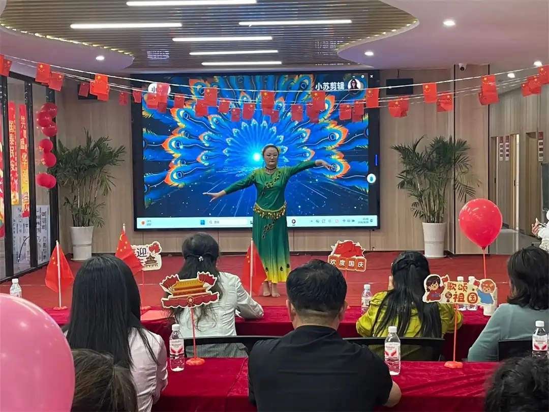 近日,榆阳区驼峰路街道长虹路社区开展“欢歌迎国庆·暖邻颂祖国”主题文艺汇演
