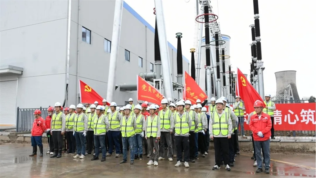 10月1日，中能建建筑集团洛河百万项目部组织全体管理人员开展大规模文明施工义务劳动