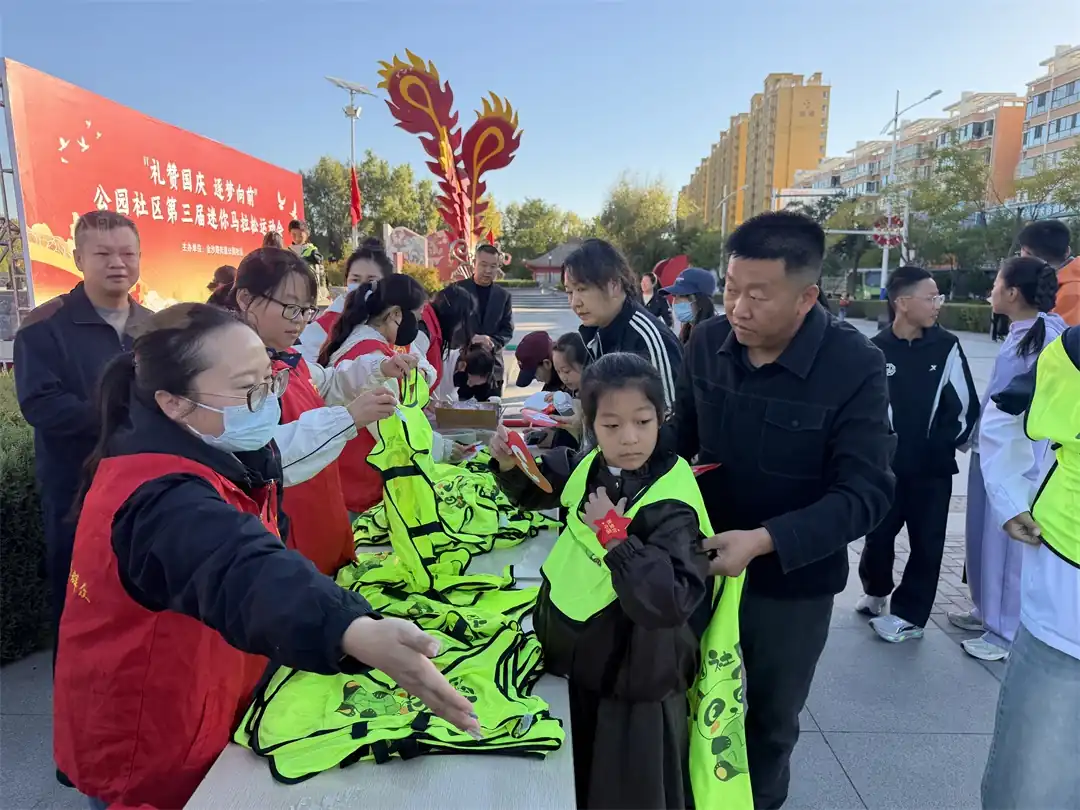 志愿者引导居民有序签到登记，分发参赛背心等物资