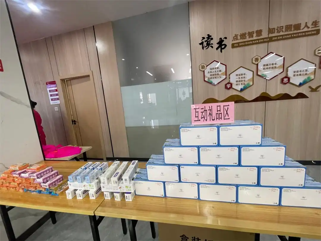 近日,榆阳区驼峰路街道长虹路社区开展“欢歌迎国庆·暖邻颂祖国”主题文艺汇演