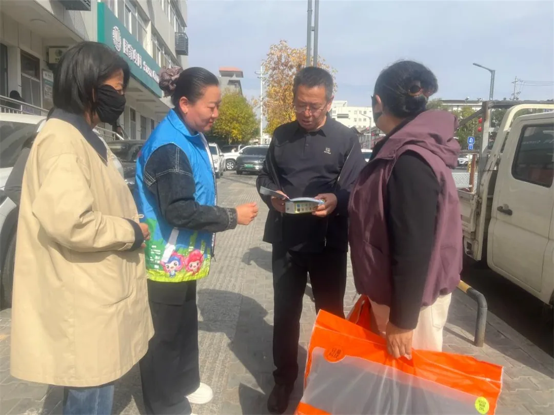 近日，榆阳区鼓楼街道二里半社区开展“推广垃圾分类 守护美丽环境”主题宣传实践活动