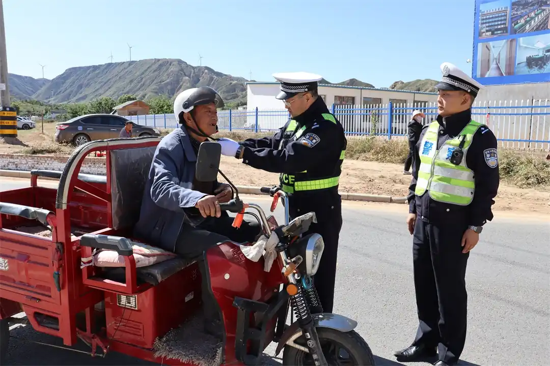 国庆假期期间，靖边县公安局交通管理大队全警在岗，提前研判部署，采取定点值守+动态巡逻模式，强化城区及龙洲波浪谷等景区周边道路疏导管控，严查酒驾、超员等交通违法，并提供便民服务。