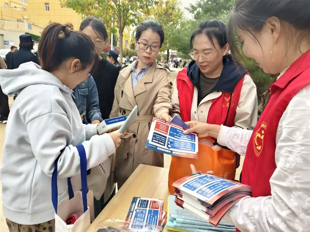 深化扫黑除恶治理 共建平安和谐家园——寨城庄社区开展扫黑除恶宣传活动