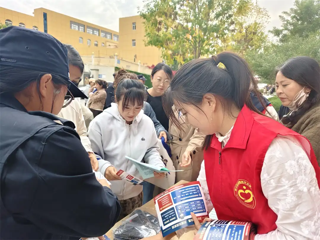 近日,榆阳区崇文路街道寨城庄社区开展“平安建设为人民 建设平安靠人民”主题宣传活动