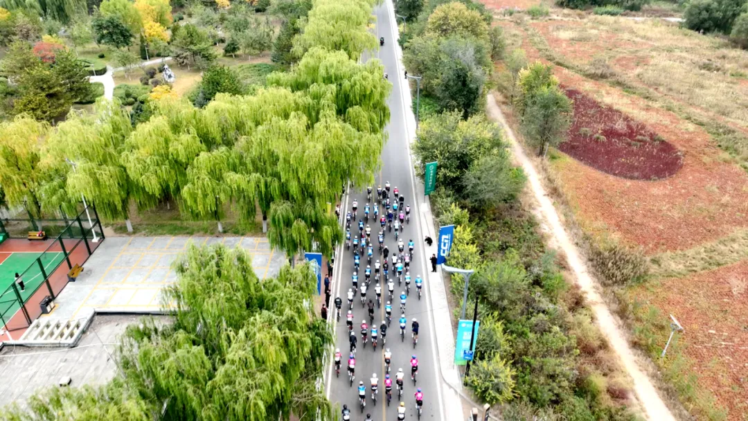 10月12日,2026“榆林农商银行杯”中国·榆林第五届沿黄观光路国际自行车赛(府谷站)在府谷圆满举办。