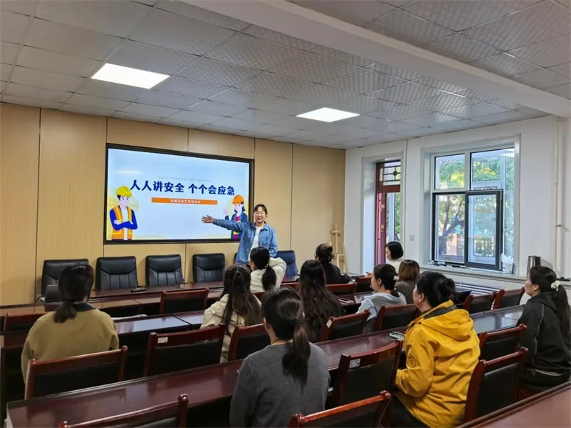 近日,榆阳区鼓楼街道鸳鸯湖社区开展“树牢安全意识 共筑平安榆阳”安全生产专题宣讲与隐患排查系列活动