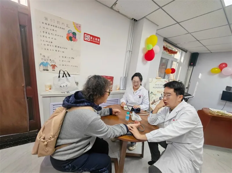 重阳节前夕,榆阳区鼓楼街道普惠泉社区在日间照料中心开展“重阳安康 本草养心”中医养生手作沙龙