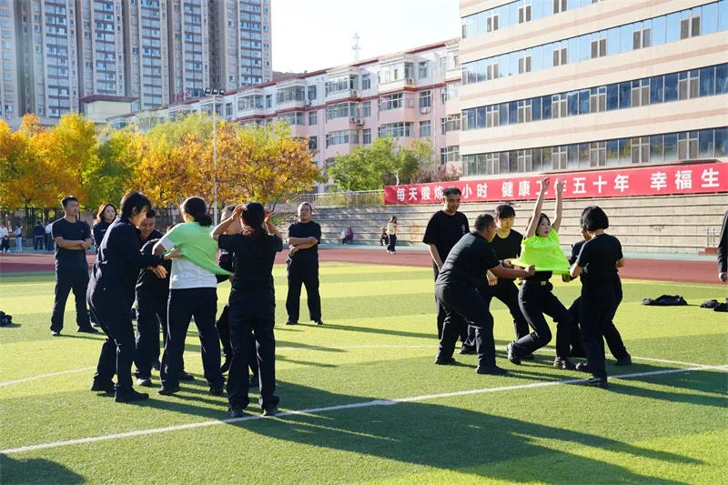 10月13日,绥德县公安局组织开展“凝心聚力疏压力,暖警赋能护初心”心理健康拓展活动,30余名民辅警代表参加。