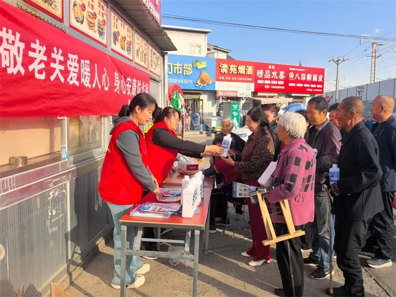 榆阳区崇文路街道春苑社区在春苑市场门口开展“敬老月”便民服务活动，为老年人免费测血压、普及健康知识、开展反诈宣传并发放防诈礼品
