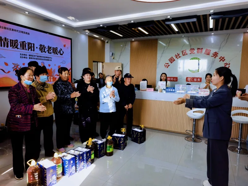 公园社区党总支书记张娟现场宣讲居家安全知识,向到场老人讲解安全防护要点,并与居民一同感谢双报到共建单位的暖心帮扶。