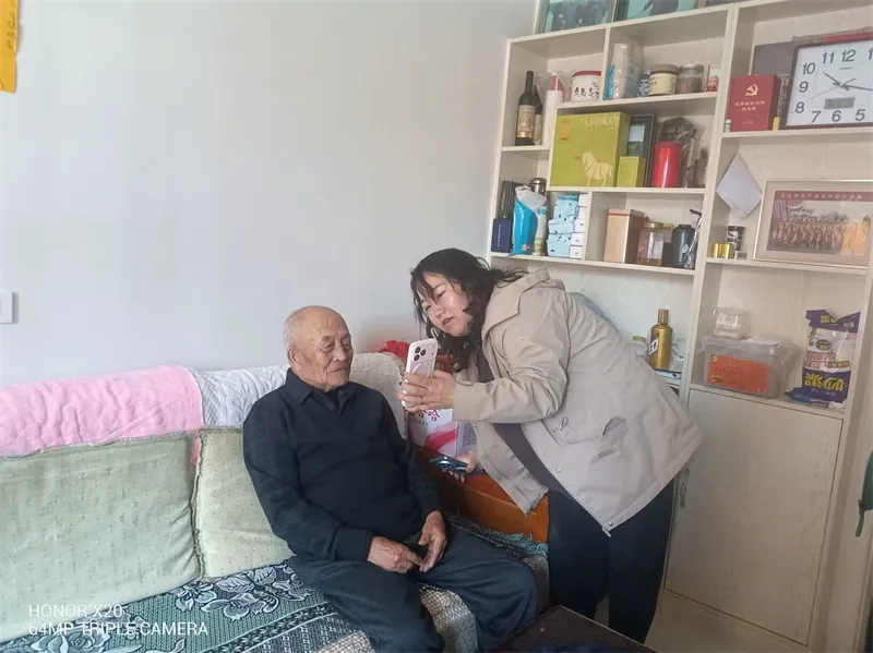 近日,榆阳区崇文路街道葡萄园社区针对高龄、行动不便老人出门难、不会操作智能手机等问题,主动上门开展高龄津贴复审服务