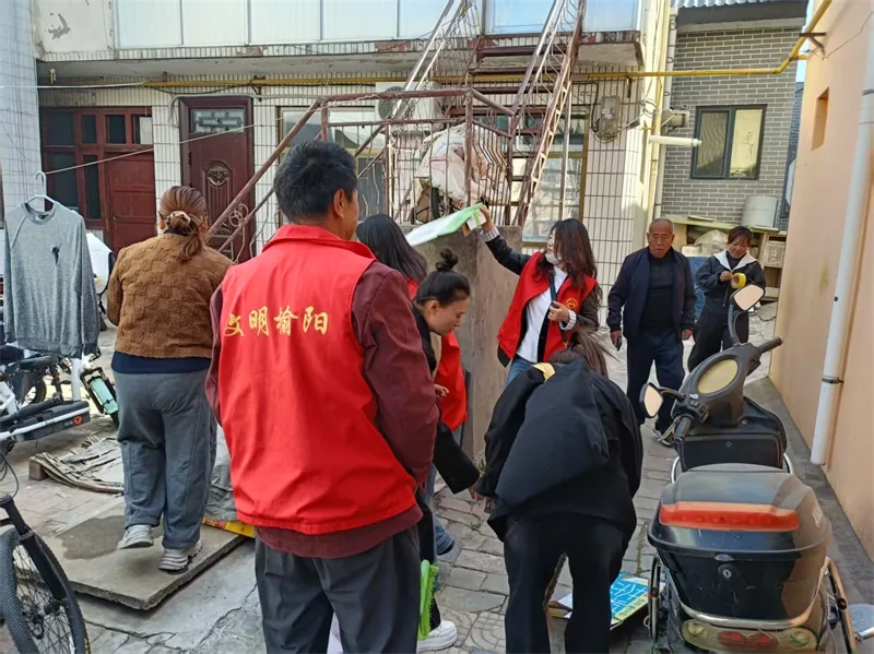 十月,榆阳区鼓楼街道普惠泉社区组织志愿者深入老旧院落开展人居环境整治,清理卫生死角、杂物废料,劝导居民规范摆放,带动群众共同参与。