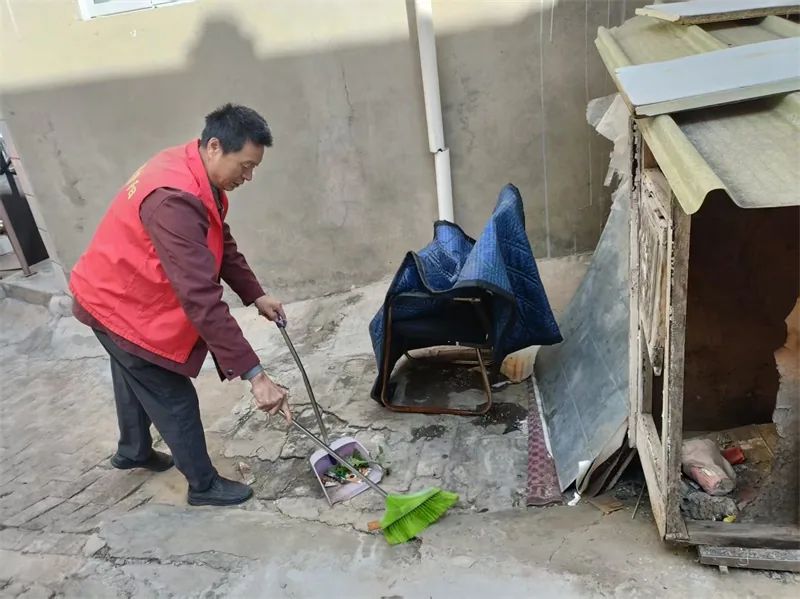 十月,榆阳区鼓楼街道普惠泉社区组织志愿者深入老旧院落开展人居环境整治,清理卫生死角、杂物废料,劝导居民规范摆放,带动群众共同参与。
