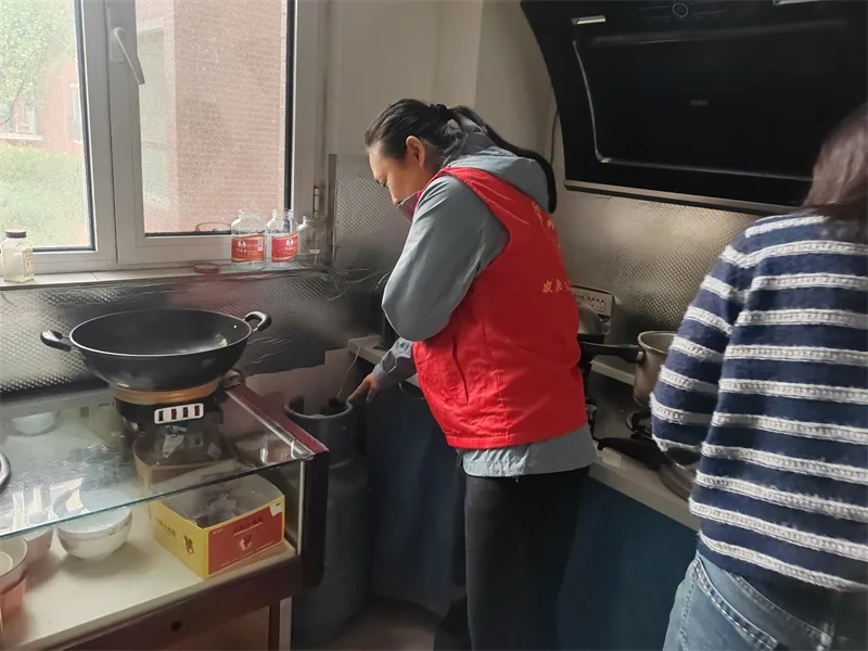 榆阳区沙河路街道雨润路社区坚持党建引领、纪检护航,结合网格化治理,对辖区“九小场所”开展拉网式安全隐患排查,同步宣传安全知识。