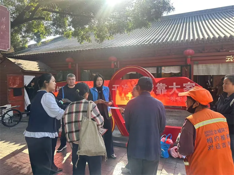 榆阳区鼓楼街道凯歌楼社区开展“垃圾分类进万家,干净驼城靠大家”主题宣传活动