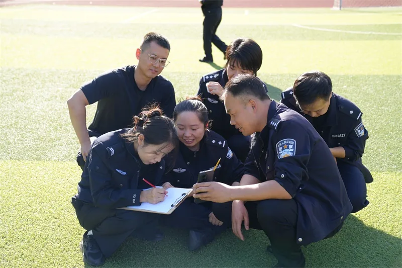 10月13日,绥德县公安局组织开展“凝心聚力疏压力,暖警赋能护初心”心理健康拓展活动,30余名民辅警代表参加。