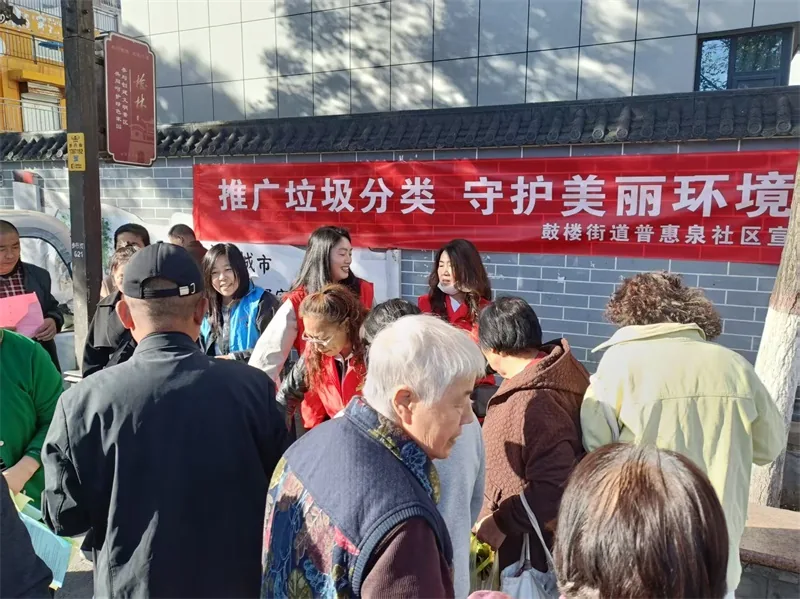 十月,榆阳区鼓楼街道普惠泉社区组织党员、志愿者开展“推广垃圾分类 守护美丽环境”主题宣传活动