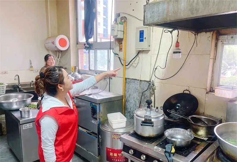 榆阳区沙河路街道雨润路社区坚持党建引领、纪检护航,结合网格化治理,对辖区“九小场所”开展拉网式安全隐患排查,同步宣传安全知识。