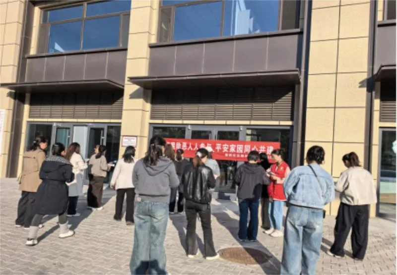 榆阳区崇文路街道春苑社区开展扫黑除恶主题宣传