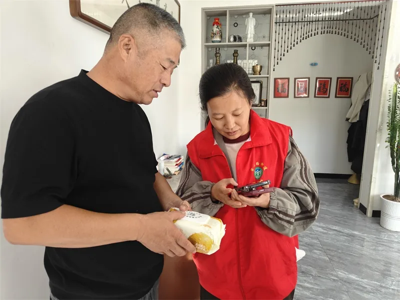 榆阳区崇文路街道春苑社区开展扫黑除恶主题宣传