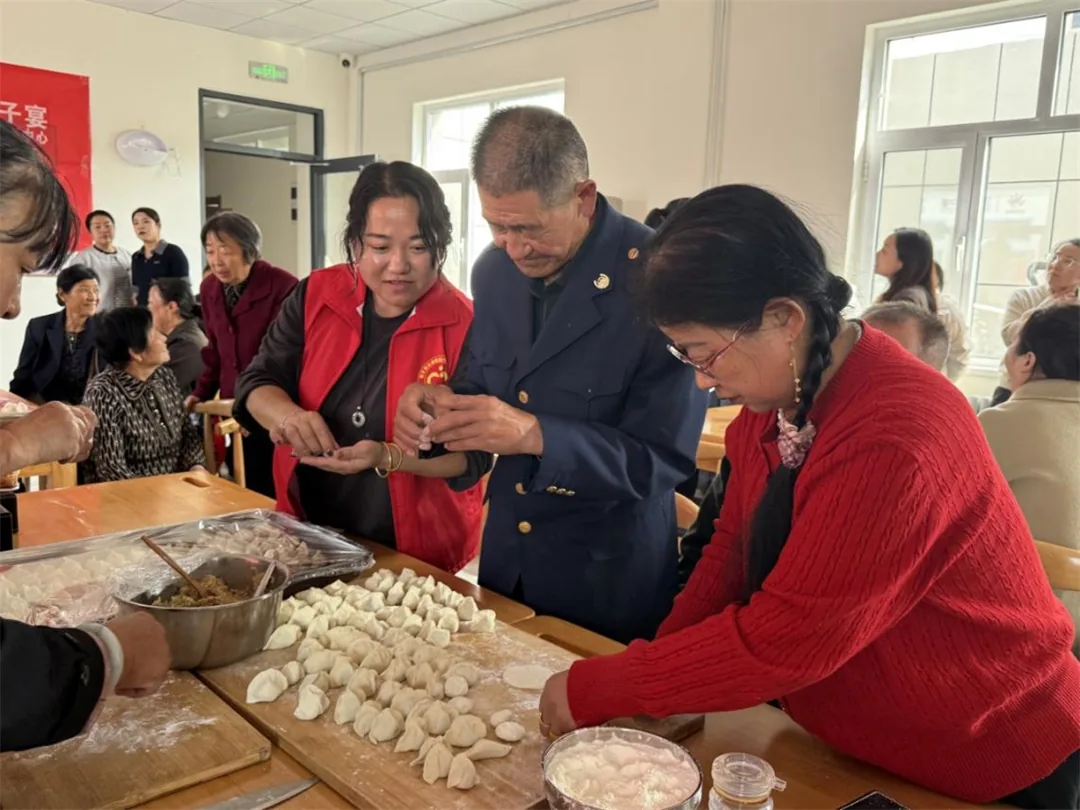 重阳节来临之际,榆阳区崇文路街道葡萄园社区开展系列敬老活动