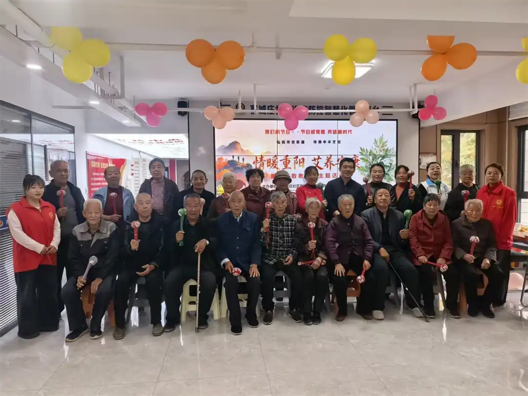10月16日下午,榆阳区崇文路街道寨城庄社区联合日间照料中心开展“情暖重阳 艾养安康”活动