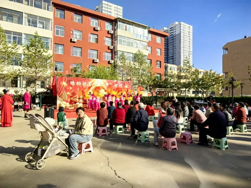 榆阳区崇文路街道芹涧路社区在一毛小区院内举办“银龄绽芳华 奋进新时代”银龄志愿文艺汇演