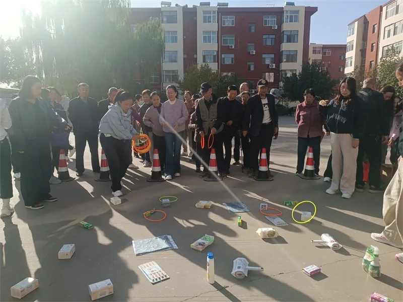 10月15日,榆阳区崇文路街道芹涧路社区在一毛小区小广场开展敬老活动