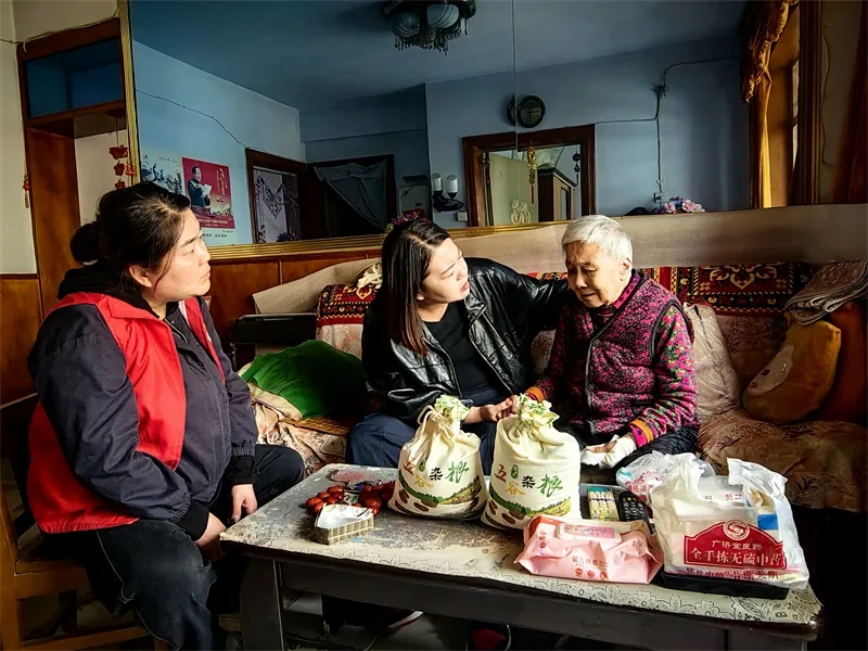 10月15日,榆阳区崇文路街道芹涧路社区在一毛小区小广场开展敬老活动