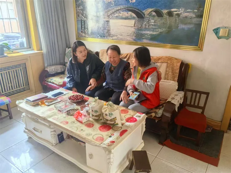 近日,榆阳区崇文路街道芹涧路社区开展“情暖金秋迎重阳 爱满桑榆护安康”主题活动。