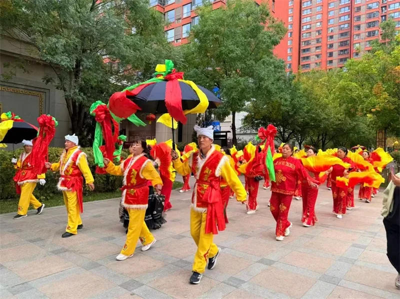 10月16日,榆阳区沙河路街道桃李路社区在和顺嘉小区开展重阳主题活动