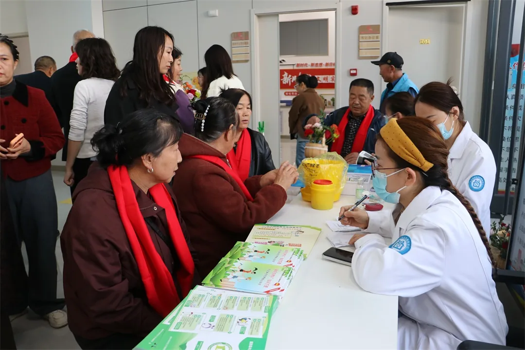 义诊现场图:义诊服务进社区,守护老年人健康