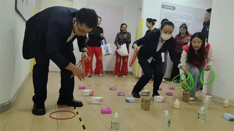 10月16日,榆阳区沙河路街道桃李路社区在和顺嘉小区开展重阳主题活动