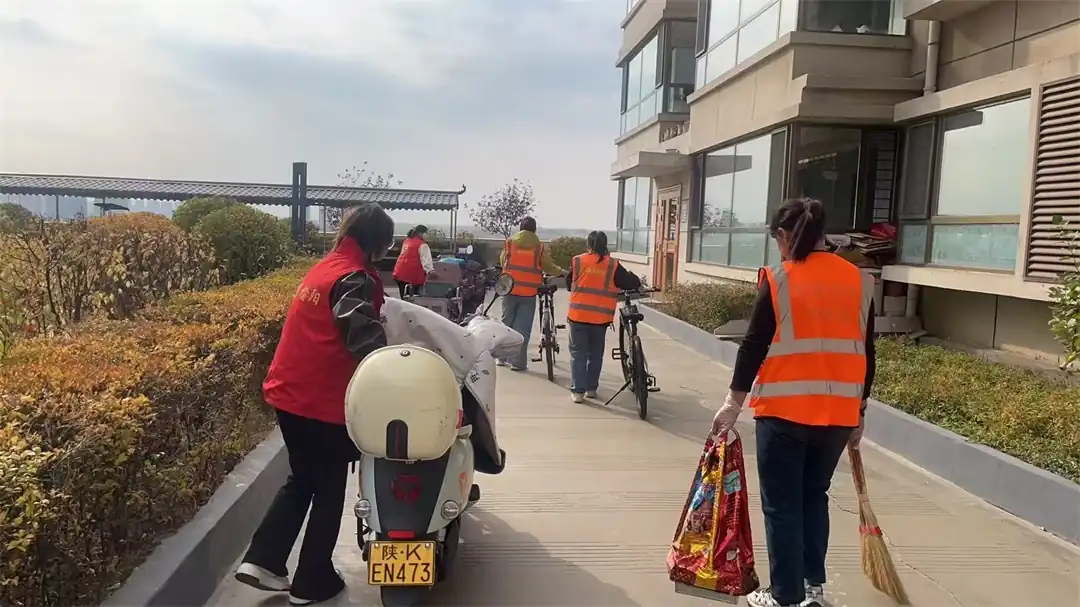 10月初,榆阳区鼓楼街道环城北路社区联合包抓干部、网格员、“五级五长”及物业,在雅安居、金桥花园等小区开展“干净驼城”环境整治