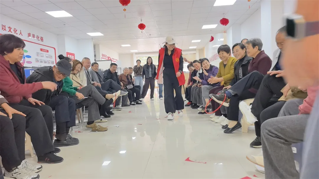 趣味温馨的“传圈圈”游戏