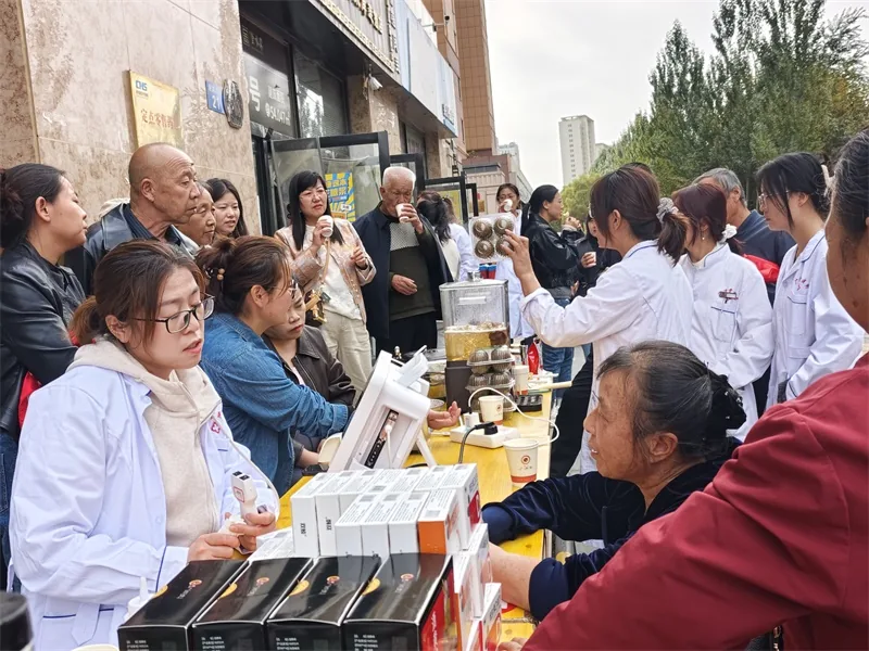 情暖重阳送健康 食补养生进社区——榆阳区迎滨路社区联合广济堂开展重阳节义诊活动