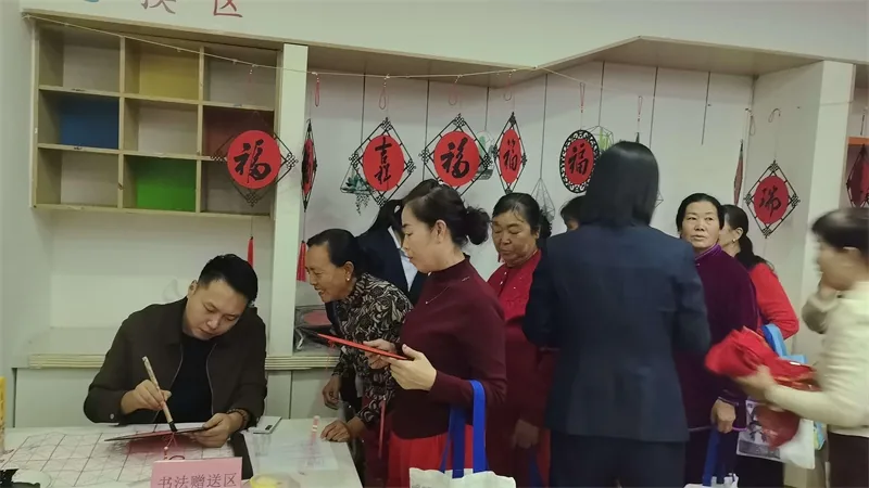 10月16日,榆阳区沙河路街道桃李路社区在和顺嘉小区开展重阳主题活动