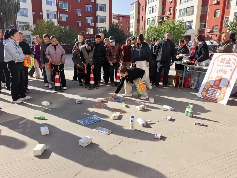 10月15日,榆阳区崇文路街道芹涧路社区借重阳节开展“重阳欢乐趣味会 反邪护老助平安”活动