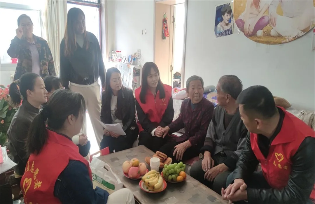 重阳节期间,榆阳区驼峰路街道长虹路社区联合榆林市供热有限公司红山供热服务站开展“情暖重阳·敬老助老·结对共建”志愿服务