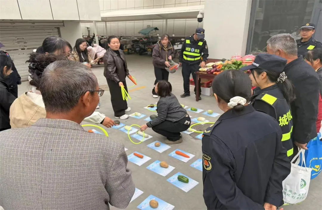 近日,榆阳区鼓楼街道二里半社区联合卫生服务中心、物业在广电小区开展“情暖金秋迎重阳”便民活动